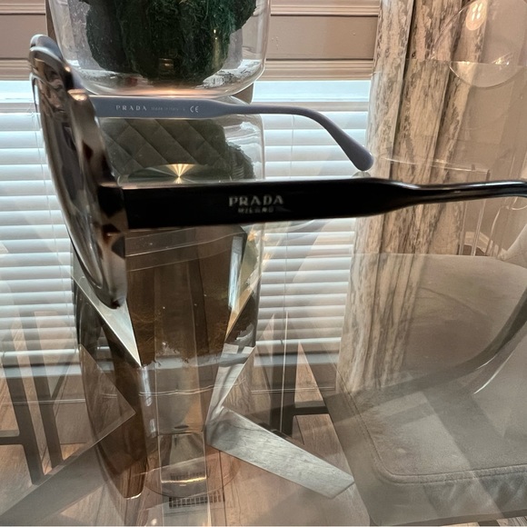 Prada sunglasses - Picture 3 of 5